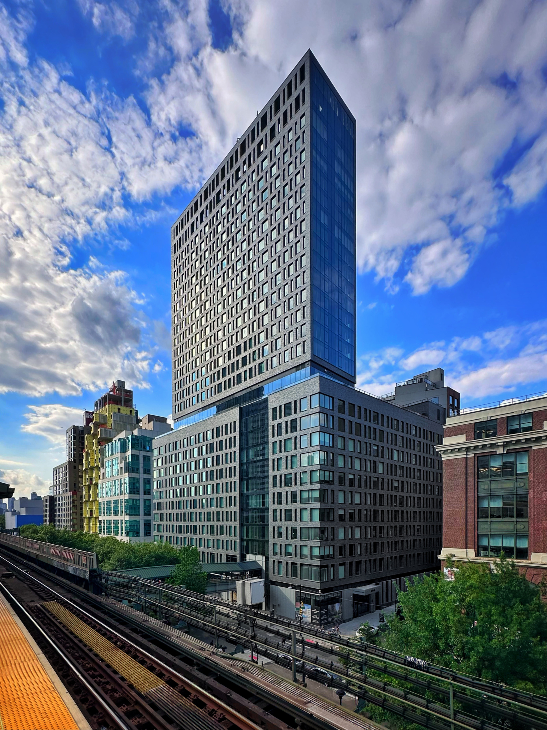 ニューヨーク 25-01 Queens Plaza North, Long Island City, NY. - PRESS GLASS SA